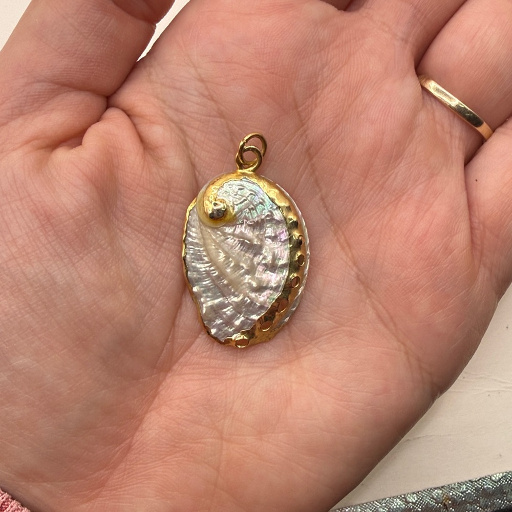 Vintage Gold Tone White Iridescent Seashell Shell Pendant Jewelry Beach - Picture 2 of 6